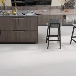 Kivikomposiittikalanruotovinyylilankku Kuura valkeatammi, integroitu askeläänieriste - DomusFlooring Discount