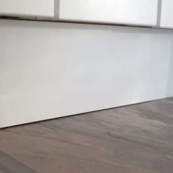 Sokkeli 2500x150x13mm vedenkestävä mattavalkoinen - Ideal Keittiöt Best